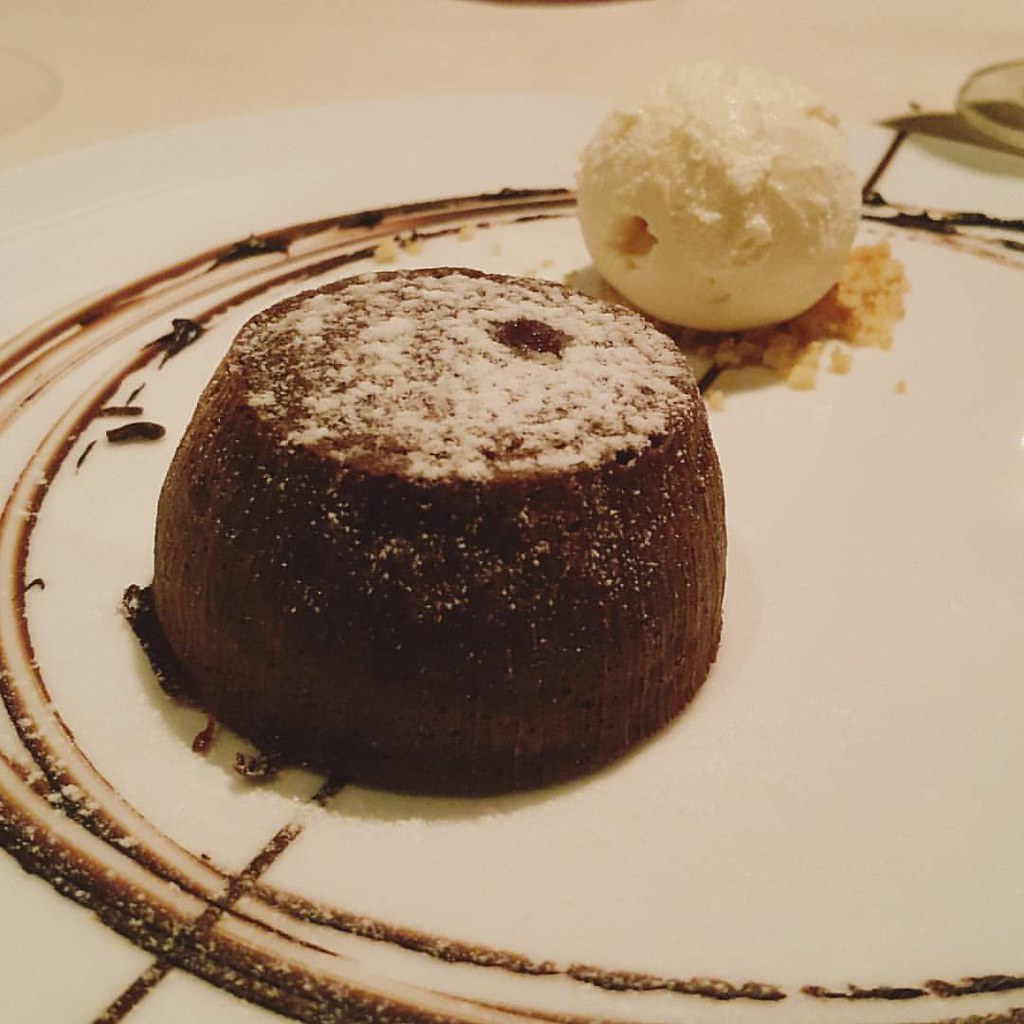 Coulant de chocolate con helado en Fuego & Sal