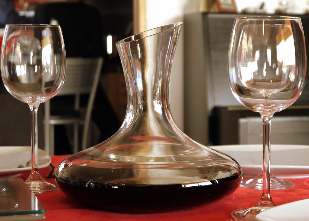 Mesa de Fuego & Sal con decantador y copas de vino